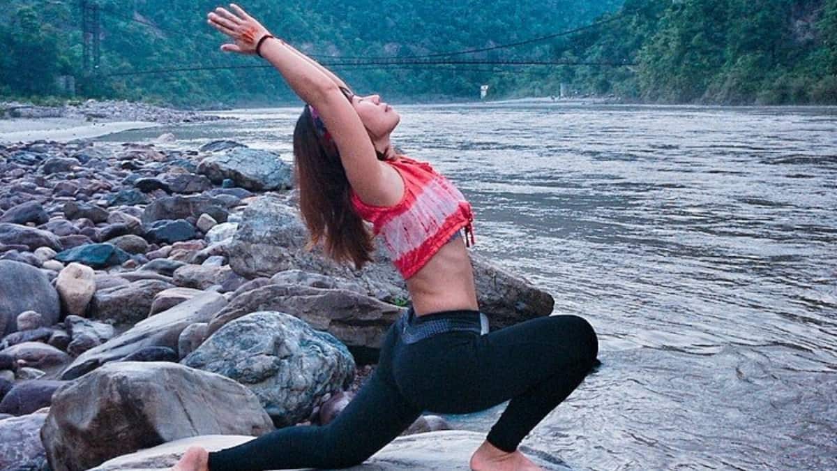 (Image Source: Twitter/@worldpeaceyoga_)