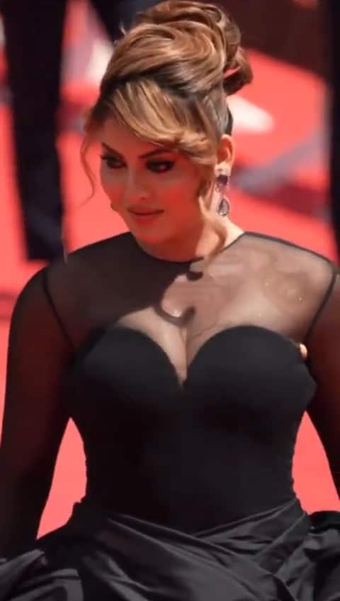 A tear near the sleeve area became visible during her red carpet walk, which led many social media users to point out the malfunction. (Twitter/@Dhuandhaar)