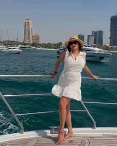 Pics: વ્હાઇટ શૉર્ટ ડ્રેસમાં ફરી મસ્તી કરતી દેખાઇ મોનાલિસા, દરિયાની વચ્ચે આપ્યા પૉઝ