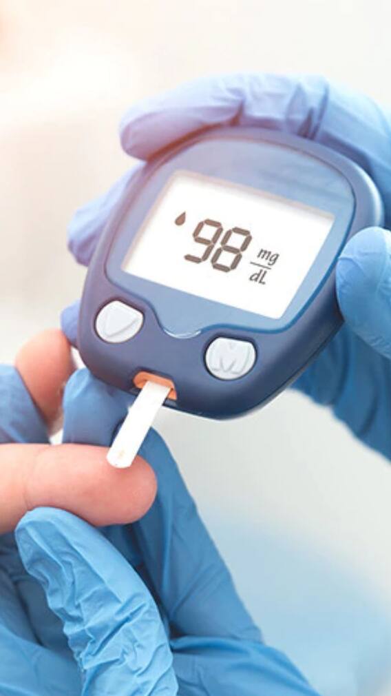 బ్లడ్ షుగర్​ని ఎవరు రెగ్యులర్​గా చెక్ చేసుకోవాలో తెలుసా?