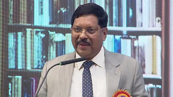 राज्यघटनेतील कलम 142 हा सर्वोच्च न्यायालयापुढे आलेल्या कोणत्याही प्रकरणात संपूर्ण न्याय करण्यासाठी दिलेला विशेषाधिकार आहे. न्याय करण्यासंदर्भातील आदेशांची अंमलबजावणी करण्याशी संबंधित आहे.