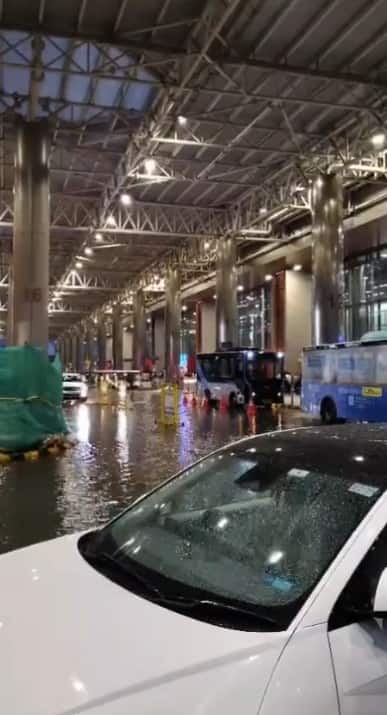 अवकाळी पावसामुळे पुणे आंतरराष्ट्रीय विमानतळाचे तीन तेरा वाजल्याचं चित्र दिसून आलं. पुणे विमानतळावर पाणीच पाणी पाहायला मिळत होतं. पुणे शहरातील अवघ्या एक तासाच्या झालेल्या पावसामुळे पुणे विमानतळाच्या एक्झिट गेट जवळ पाणी तुंबले.