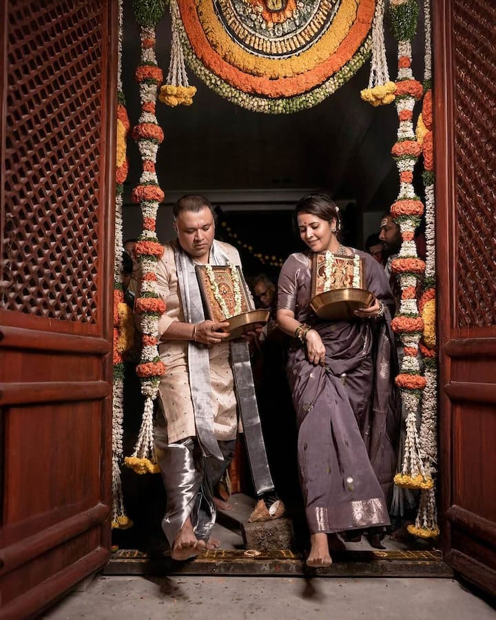 హీరోయిన్ అనసూయ తన కొత్త ఇంట్లోకి ఇటీవలే గృహ ప్రవేశం చేశారు. కుటుంబ సమేతంగా సంబరంగా వేడుక జరగ్గా ఆ ఫోటోలను ఇన్ స్టా వేదికగా పంచుకున్నారు. ప్రస్తుతం ఇవి సోషల్ మీడియాలో వైరల్ అవుతున్నాయి.