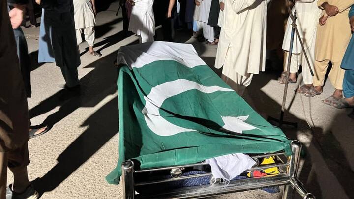 नमाज ए जनाजा के दौरान आतंकी गाजी अबू सैफुल्लाह उर्फ रजाऊल्लाह निजामनी के शरीर को पाकिस्तान के झंडे में लपेटा गया था.