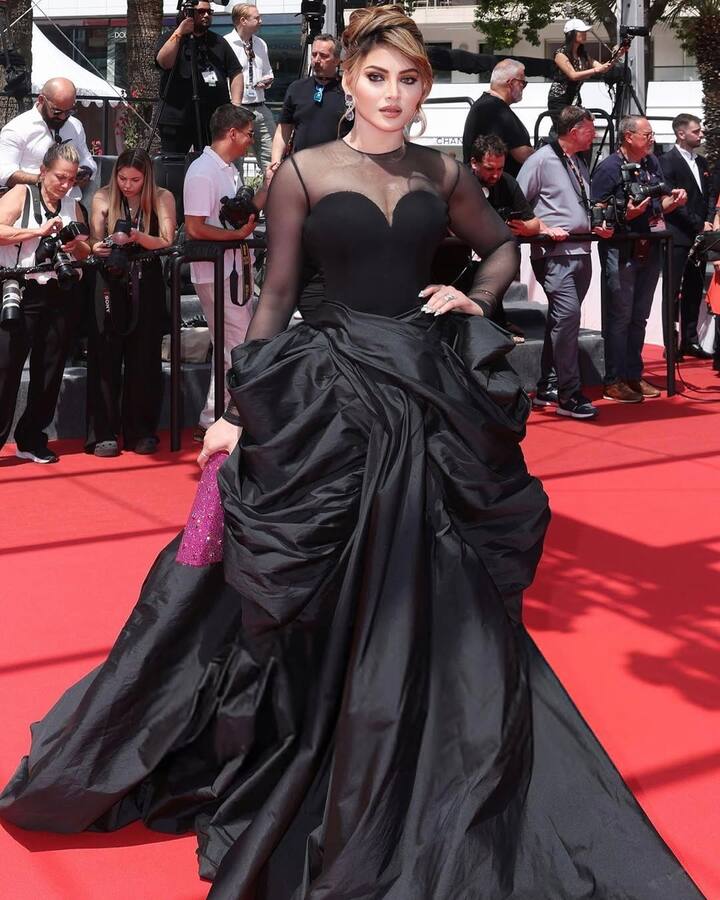 A video of her appearance went viral, with users commenting on the noticeable flaw. One X user quipped, “First Indian to have a torn dress at Cannes?” (Instagram/urvashirautela)