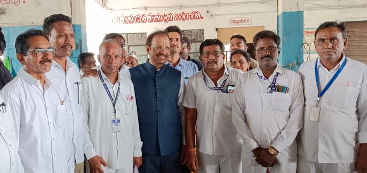 ప్రజలు తమ సురక్షిత ప్రయాణానికోసం ఆర్టీసీ బస్సులను వినియోగించుకోవాలన్నారు. ఆదిలాబాద్ జిల్లా వెనుకబడిన జిల్లా కాబట్టీ ఈ ప్రాంతంలో రవాణా వ్యవస్థను మారుమూల గ్రామాల్లో మెరుగుపరుస్తు ప్రజలకు చేరువలో ఉండేలా చూస్తామన్నారు.