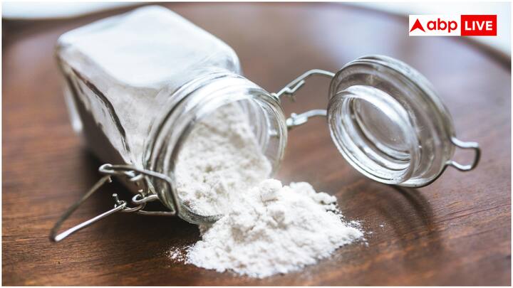 अगर घर में ज्यादा चिपचिपापन लग रहा है तो एक कटोरी में नमक या बेकिंग सोडा भरकर कमरे के कोनों में रख दें. ये दोनों चीजें नेचुरल तरीके से नमी सोख लेती हैं.