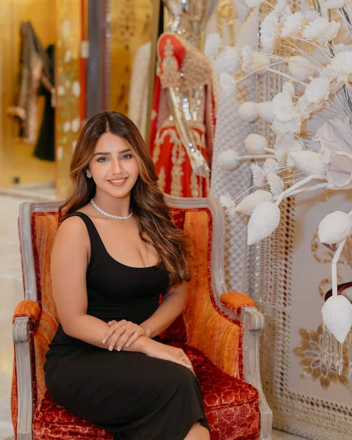 અભિનેત્રીએ બ્લેક બોડીકોન ડ્રેસમાં ખૂબ જ શાનદાર પોઝ આપ્યા છે. અલગ-અલગ અંદાજમાં કાતિલ પોઝ આપતી જોવા મળી રહી છે. એક્ટ્રેસનો આ અંદાજ વાયરલ થઈ રહ્યો છે.