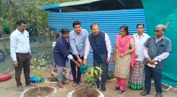 ఈ పర్యటనలో ఎండి సజ్జనార్ డిపో ఆవరణలో మామిడి మొక్క నాటి నీరు పోశారు.