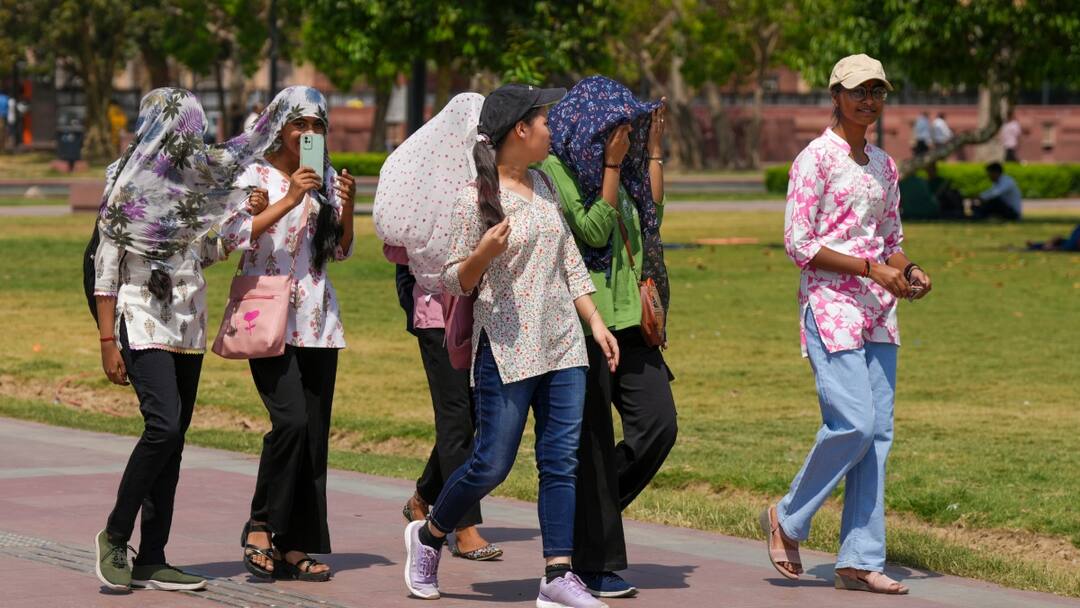 Delhi Weather: भीषण गर्मी से दिल्ली का हाल बेहाल, अब कब होगी आंधी के साथ बारिश? जानें- 24 मई तक के मौसम का हाल Delhi Weather Update 19 Nay 2025 IMD alert heat thunderstorm with rain aaj ka mausam Delhi Weather: भीषण गर्मी से दिल्ली का हाल बेहाल, अब कब होगी आंधी के साथ बारिश? जानें- 24 मई तक के मौसम का हाल