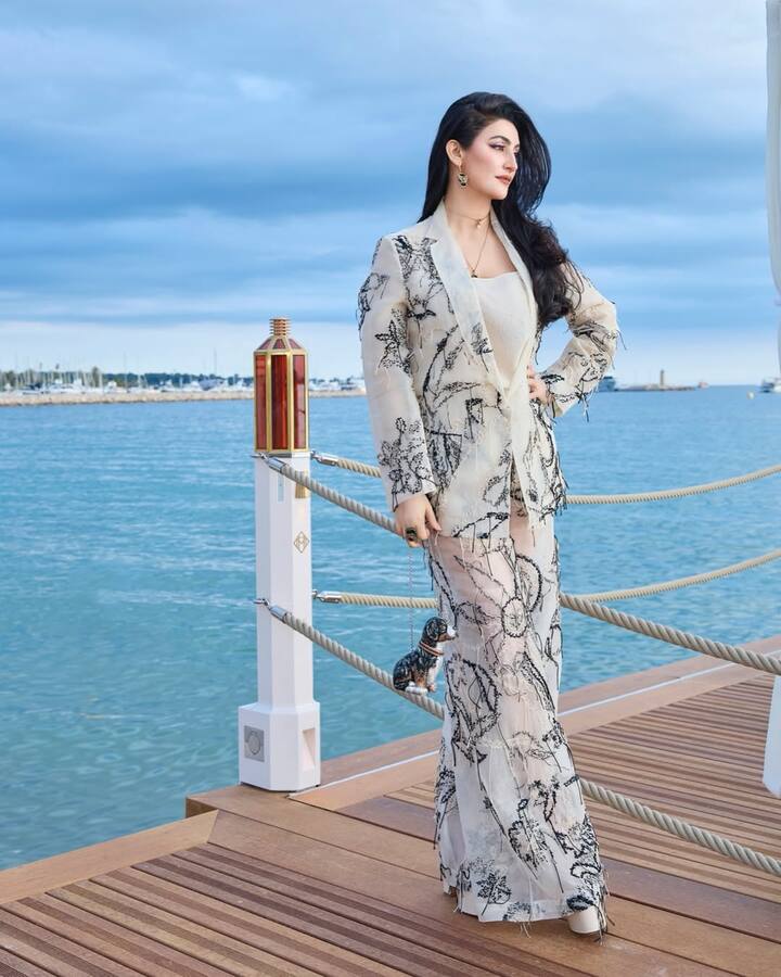 शालिनी की ये ड्रेस फैशन डिजाइनर मोनिका शाह की है. इस पूरी ड्रेस पर धागे से कढ़ाई की गई है. मैचिंग पेंडेट के साथ खुले बालों में शालिनी ने अपने लुक को कंपलीट किया है.