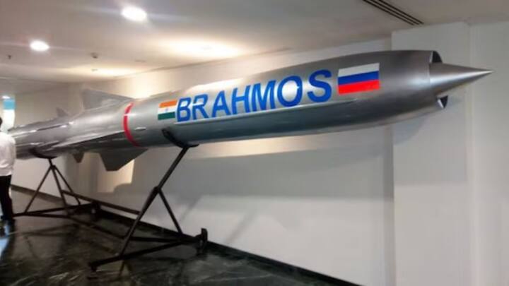 ब्रह्मोस मिसाइल की रेंज 290-450 किलोमीटर तक है. इसमें 200 से 300 किलो विस्फोटक लगा होता है जो कि बड़े-बड़े सैन्य ठिकानों का खात्मा कर सकता है.