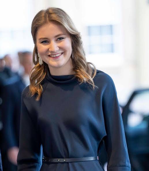 According to reports, Elizabeth is a multilingual and modern -minded princess. She can speak Dutch, French, German and English and is also fond of skiing, rowing and selling.
