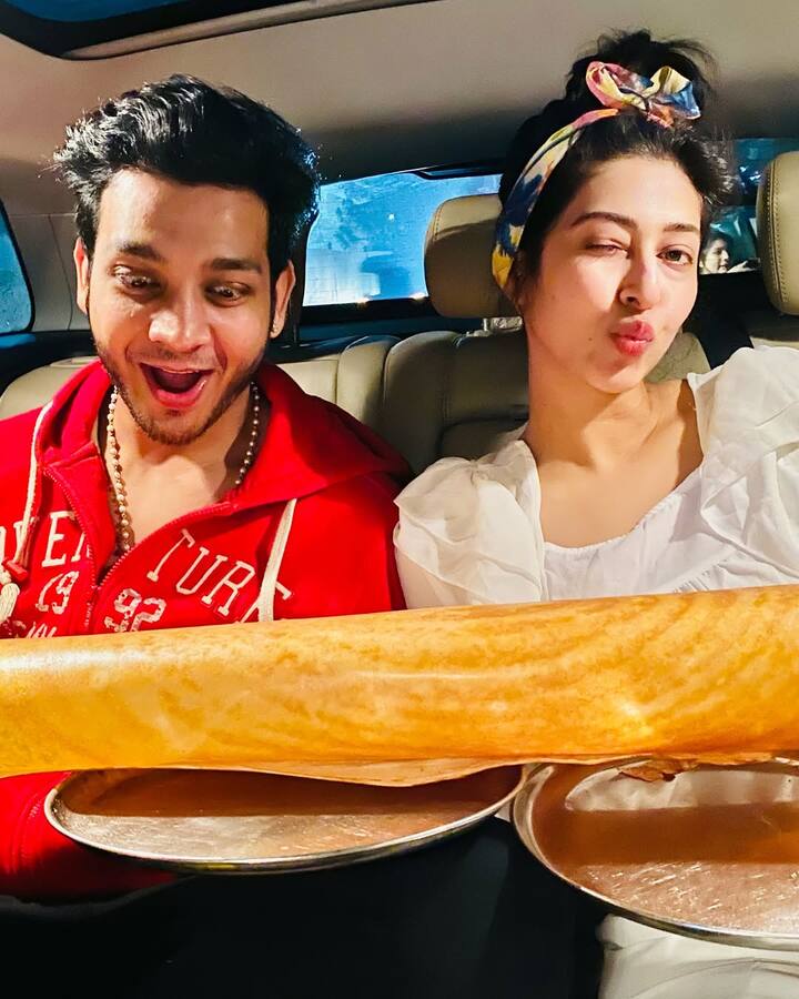 सोनारिका अक्सर सोशल मीडिया पर पति विकास के संग रोमांटिक तस्वीरें शेयर करती रहती हैं.