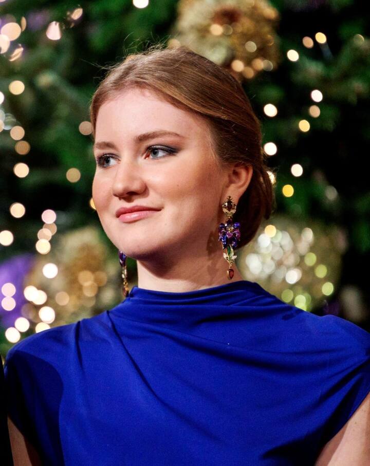 But with education, she is also associated with her royal responsibilities. She returns to Belgium from time to time and takes part in the government programs there, sometimes with her parents King Philip and Queen Mathilda and sometimes alone alone.