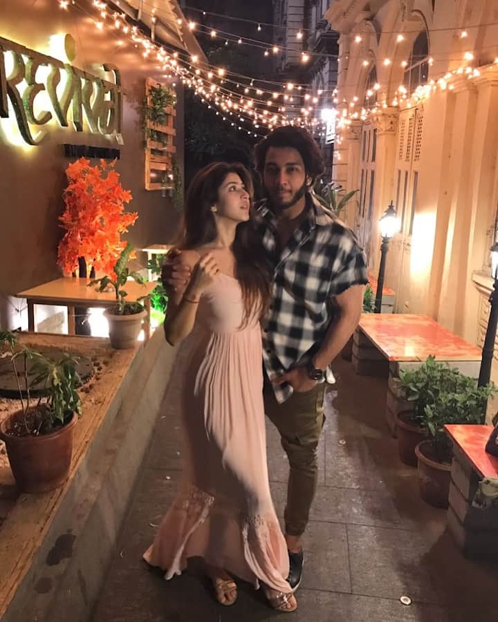 बता दें शादी से पहले सोनारिका और विकास ने एक दूसरे को 7 साल तक डेट किया था, 2 साल दोनों मंगेतर थे फिर साल फेरे लिए.