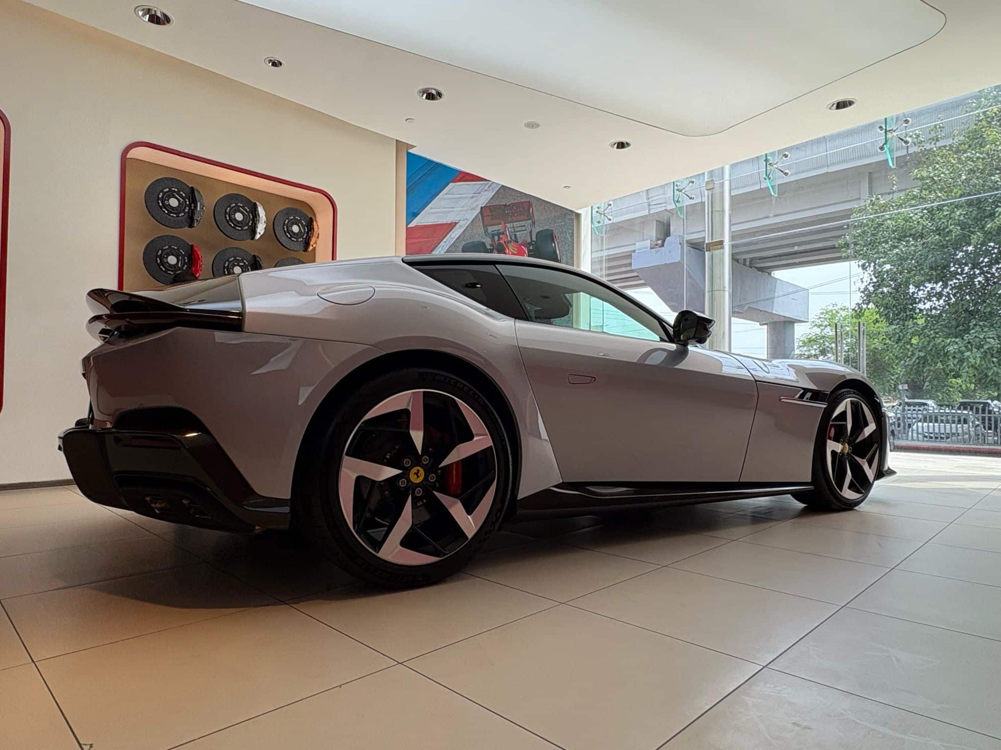 भारत में लॉन्च हुई Ferrari 12 Cilindr, दमदार V12 इंजन के साथ पेश हुई नई सुपरकार