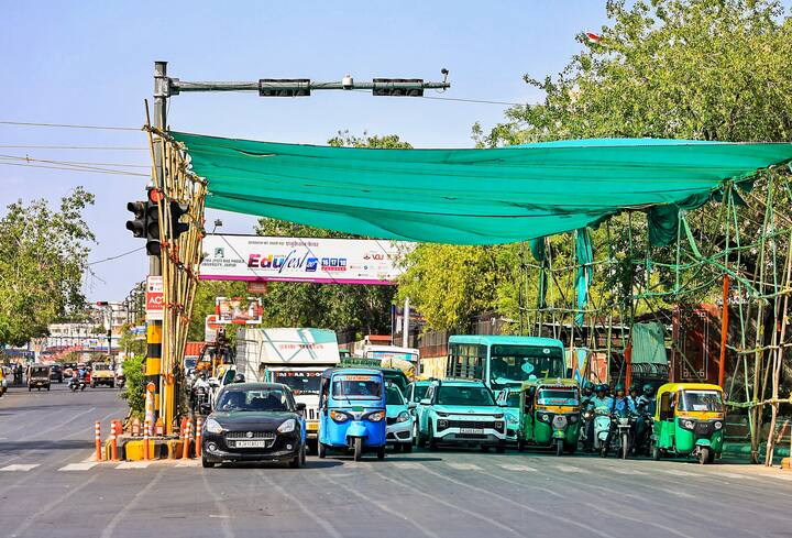 राज्य की राजधानी जयपुर में अधिकतम तापमान 44.6 डिग्री सेल्सियस रहा. राज्य के ज्यादातर हिस्सों में अधिकतम तापमान 40 डिग्री से अधिक रहा. यहां सड़कों पर सिग्नल पर शेड लगाया गया ताकी लोगों को सिग्नल पर धूप का ज्यादा प्रभाव न रहे.