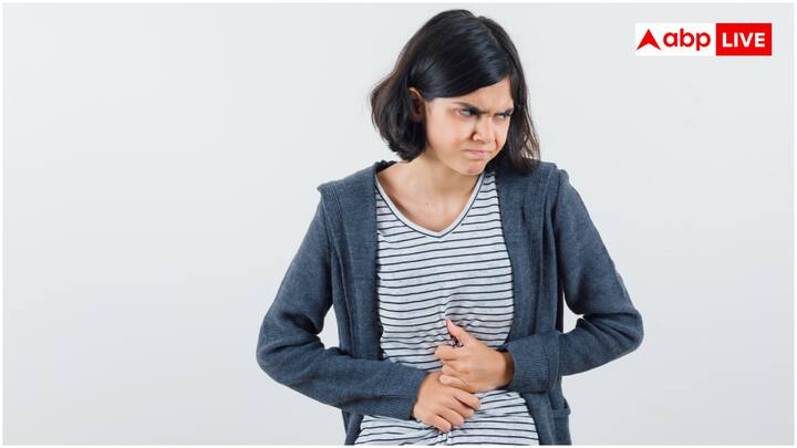 गैस पास करना सामान्य है, लेकिन जब यह फंस जाती है या ज्यादा गैस बनती है तो इसकी वजह से पेट में दर्द होने लगता है. कई बार गैस का दर्द इतना तेज होता है कि इसे हार्ट अटैक या अपेंडिसाइटिस का दर्द समझ लिया जाता है.