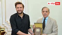 సైన్యానికి కాదు షాహిద్ ఆఫ్రీదికి బ్రేవ్ అవార్డిచ్చిన పాకిస్తాన్ ప్రధాని - మీమ్స్ తో పరువు తీస్తున్న నెటిజన్లు !