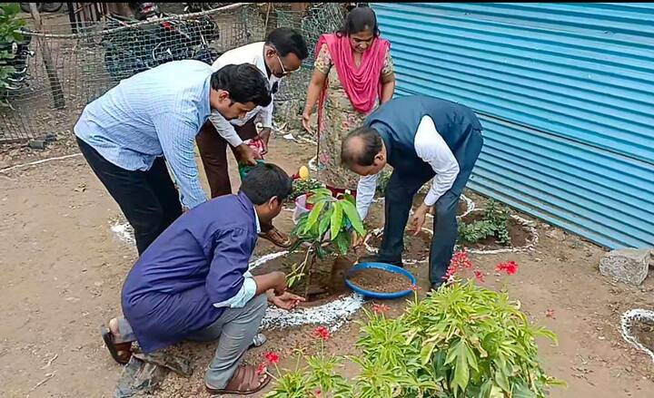 సోమవారం ఆదిలాబాద్ ఆర్టీసీ డిపోను సందర్శించారు.