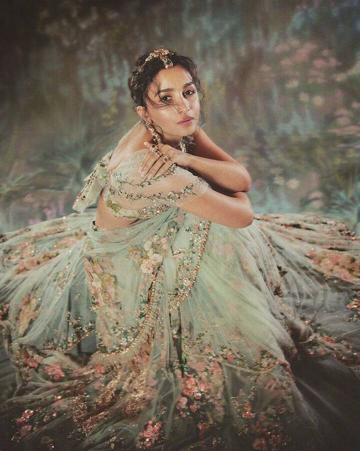 पांचवे नंबर पर बॉलीवुड की हसीन एक्ट्रेस आलिया भट्ट नजर आ रही हैं. उनके भी सोशल मीडिया पर 86.2 मिलियन फॉलोवर्स हैं.