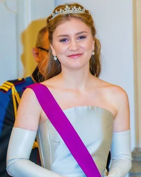 Elizabeth has earlier graduated in history and politics from Oxford University (UK) and completed his international backloreate from UWC Atlantic College, Wales.