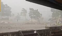 वादळी वाऱ्यासह तुफान पाऊस, झाडे उन्मळून पडली, दुकानांचे पत्रे उडाले, नागरिकांची उडाली  धांदल