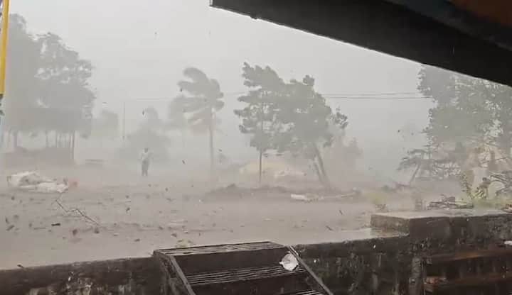 आज दुपारच्या सुमारास राहाता तालुक्यात वादळी वाऱ्यासह झालेल्या पावसाने मोठे नुकसान झाले आहे.. वाऱ्याचा वेग इतका प्रचंड होता की काही ठिकाणी झाडे उन्मळून पडली आहेत