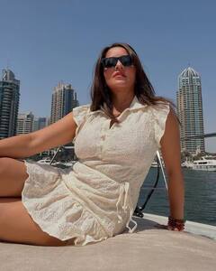 Pics: વ્હાઇટ શૉર્ટ ડ્રેસમાં ફરી મસ્તી કરતી દેખાઇ મોનાલિસા, દરિયાની વચ્ચે આપ્યા પૉઝ