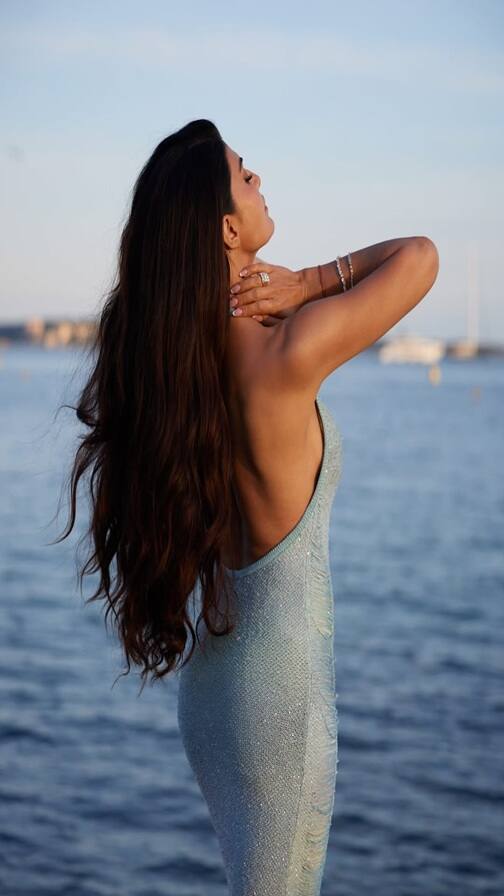 બ્લૂ બોડીકોન ડ્રેસમાં ખૂબ જ હોટ લાગી જેકલીન