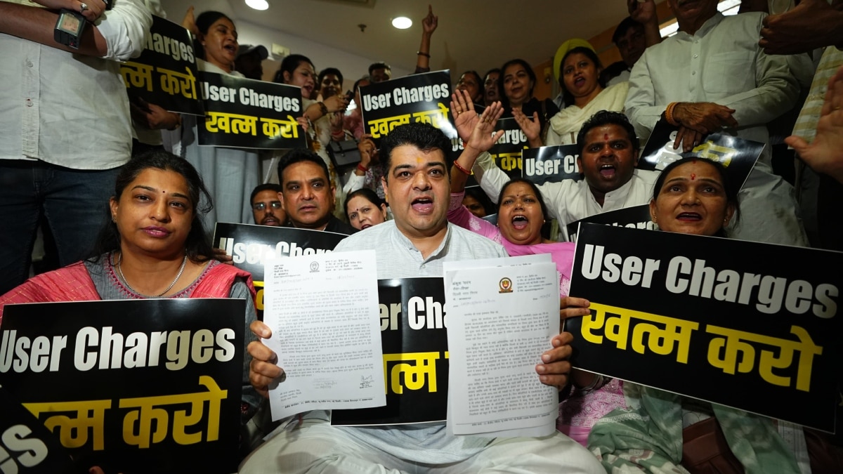 AAP नेताओं ने जमकर किया हंगामा, यूजर चार्ज वापस लेने की मांग, मेयर ने बता दिया MCD का फैसला