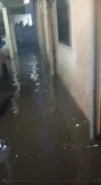 पुण्यातील काही भागांना पावसाने झोडपले असून अनेक घरात पाणीच पाणी झाल्याचं पाहायला मिळालं.1 तास झालेल्या मुसळधार पावसामुळे अनेक घरात पाणी शिरले. पुण्यातील धानोरी भागात एका रहिवासी इमारतीत पाणी शिरले. पाणी बाहेर काढण्यासाठी नागरिकांची मोठी ओढाताण झाल्याचं पाहायला मिळालं. शहरातील अनेक भागात मुसळधार पाऊस झाला.