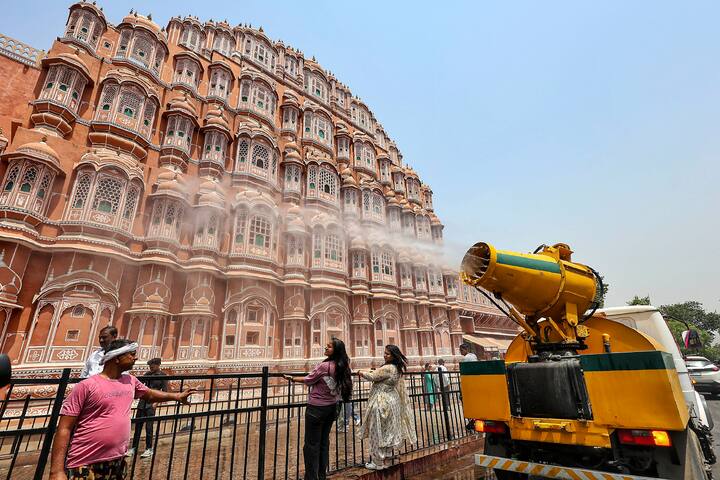 राजस्थान में गर्मी से जीना मुहाल हो गया है. प्रदेश के ज्यादातर इलाकों में भीषण गर्मी का दौर जारी है, जिसके चलते जनजीवन प्रभावित हो रहा है. सोमवार (19 मई) को पिलानी में सर्वाधिक अधिकतम तापमान 46.4 डिग्री सेल्सियस रहा.