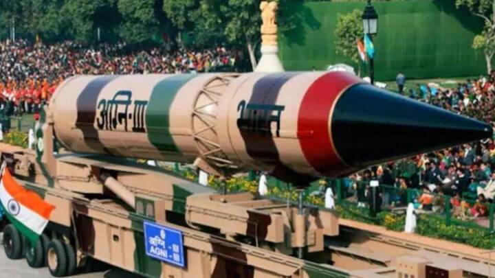 अग्नि 2 मिसाइल की रेंज की बात करें तो यह 2000 किलोमीटर से ज्यादा है. इसके बाद आती है मीडियम रेंज की बैलिस्टिक मिसाइल.