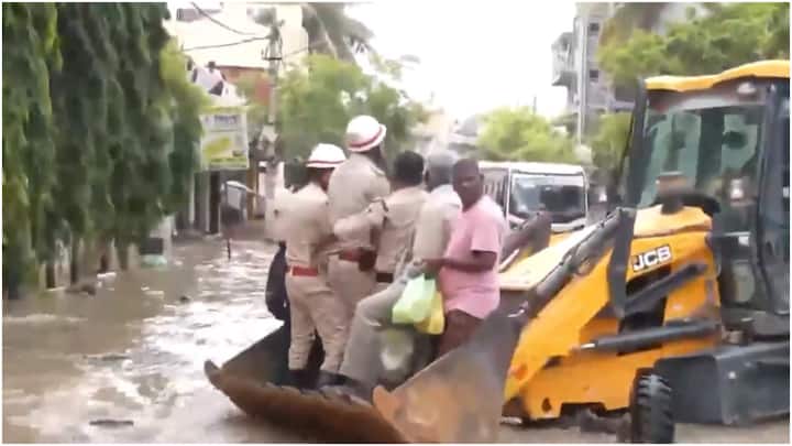 Karnataka Police was seen helping out stranded individuals in the waterlogged streets of Bangalore. (Source: X)