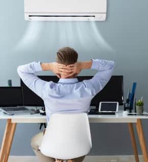 ਏਸੀ ਨਾਲ ਪੱਖਾ ਚਲਾਉਣਾ ਬੇਕਾਰ ਨਹੀਂ ਸਗੋਂ ਸਮਝਦਾਰੀ ਹੈ। ਪੱਖਾ ਕਮਰੇ ਵਿੱਚ ਠੰਢੀ ਹਵਾ ਨੂੰ ਬਰਾਬਰ ਫੈਲਾਉਣ ਵਿੱਚ ਮਦਦ ਕਰਦਾ ਹੈ, ਜਿਸ ਨਾਲ ਏਸੀ ਨੂੰ ਘੱਟ ਕੰਮ ਕਰਨਾ ਪੈਂਦਾ ਹੈ ਤੇ ਘੱਟ ਸਮੇਂ ਵਿੱਚ ਠੰਢਕ ਪੂਰੇ ਕਮਰੇ ਵਿੱਚ ਫੈਲ ਜਾਂਦੀ ਹੈ।