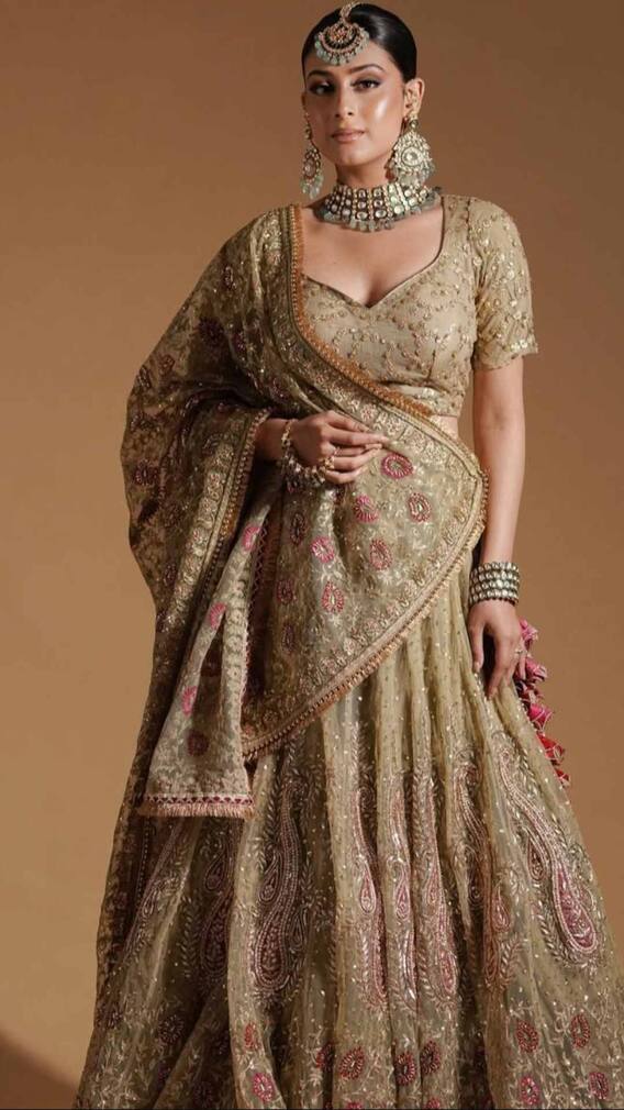 ईशा मालवीय के ट्रेडिशनल लुक्स से लें स्टाइल इंस्पिरेशन