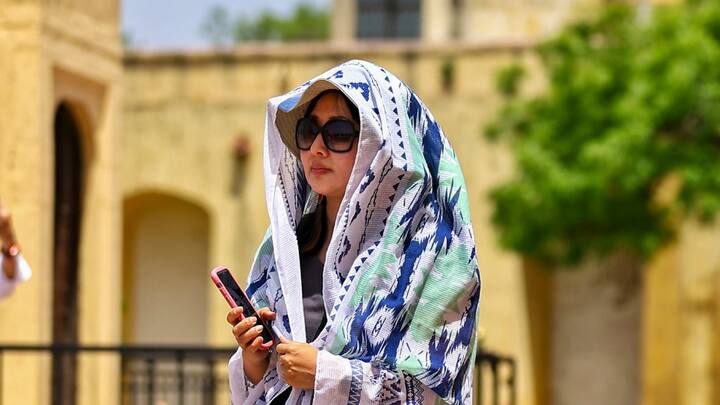 Rajasthan Weather: राजस्थान में झुलसा देने वाली गर्मी का दौर जारी है. कई जिलों में तापमान 45 डिग्री के पार पहुंच गया है. गर्मी से बचने के लिए लोग कई तरह के जतन करते नजर आ रहे हैं.