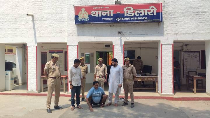उत्तर प्रदेश के मुरादाबाद में पुलिस ने एक कार में 01 करोड़ 49 लाख 99 हजार की प्रतिबंधित करेंसी के साथ 3 आरोपियों को गिरफ्तार किया है जबकि 3 आरोपी साथी भागने में कामयाब रहे. पुलिस इन लोगो से पूछताछ कर इस पूरे गैंग का पता लगाने में जुटी हुई है.