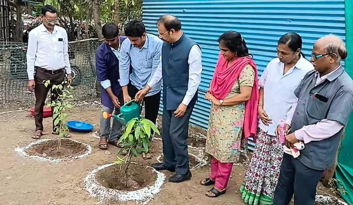డిపో అవరణలో మొక్కలు పెంచడం ద్వారా పర్యావరణ పరిరక్షణతోపాటు వేసవిలో నీడను, చల్లదనాన్ని మంచి గాలిని అందిస్తాయన్నారు.