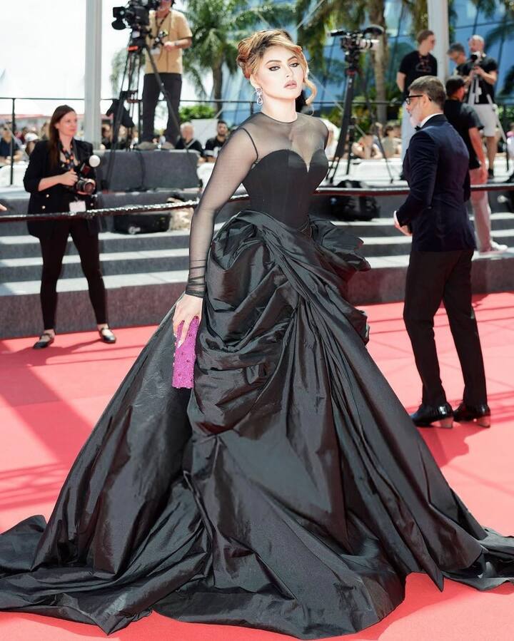 Urvashi is no stranger to internet buzz—her fashion statements often trend, whether it’s a grand look or a glitch in the glamour. (Instagram/urvashirautela)