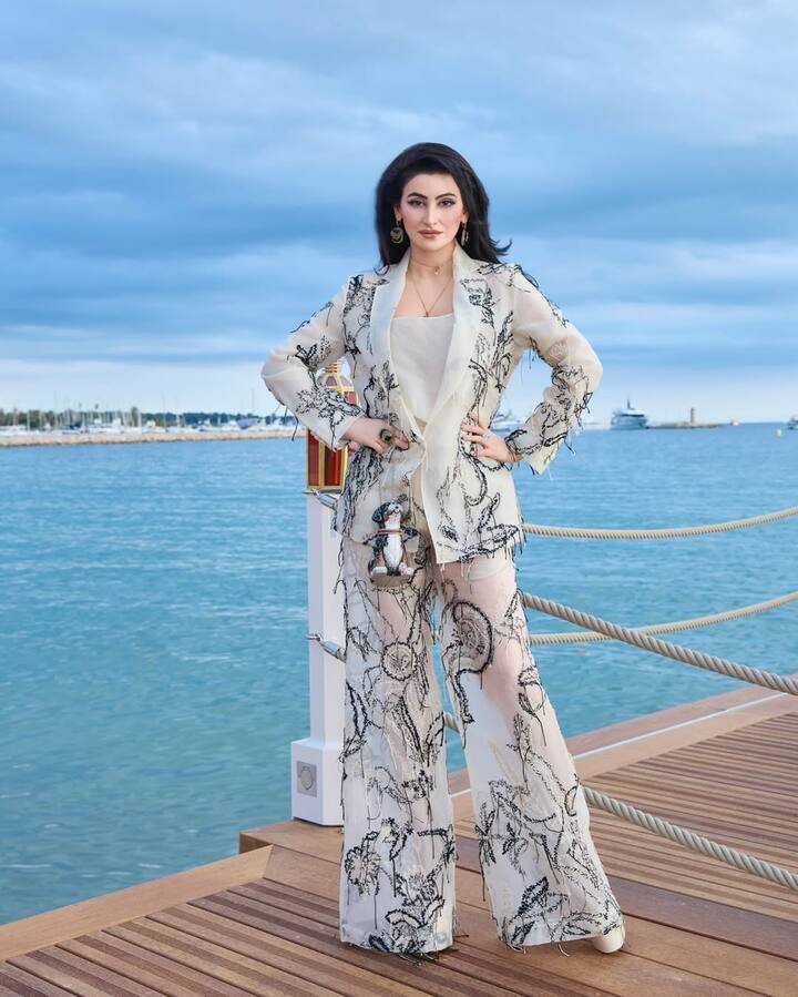 इसके अलावा शालिनी ने कान्स के पहले दिन की तस्वीरें भी शेयर की हैं. जिसमें उन्होंने व्हाइट ब्लैजर के साथ ट्रांसपेरेंट पेंट पहन रखी है.