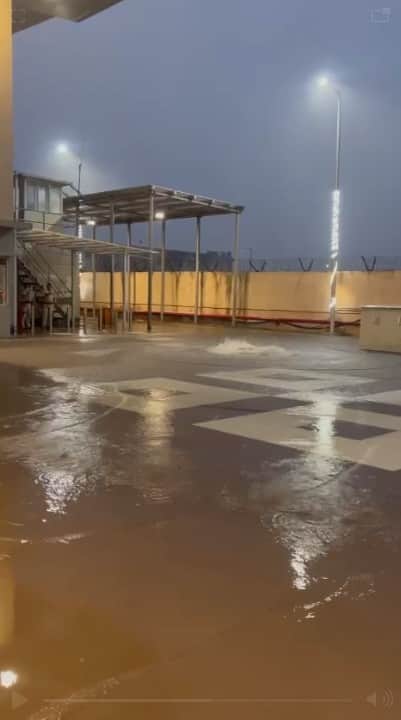 याच साचलेल्या पाण्यातून लोकांना वाट काढत जायला लागत होतं.अजून पावसाळ्याला सुरुवात देखील झालेली नाही मात्र पुणे विमानतळावर अशी परिस्थिती उद्भवली असल्याचं पाहायला मिळालं. काही महिन्यांपूर्वीच या पुणे विमानतळाच्या नवीन टर्मिनलचं उद्घाटन करण्यात आलं हो