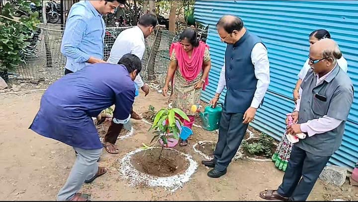 ఎండి సజ్జనార్‌ను ఆర్టీసీ డిపో ఆర్ఎం, డిఎం, ఆర్టీసీ సిబ్బంది ఘన స్వాగతం పలికారు.