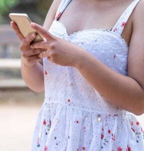 ਆਈਫੋਨ 16 ਵਿੱਚ 6.1-ਇੰਚ ਦੀ ਸੁਪਰ ਰੈਟੀਨਾ XDR OLED ਡਿਸਪਲੇਅ ਹੈ ਜਿਸ ਵਿੱਚ 2,000 ਨਿਟਸ ਤੱਕ ਦੀ ਪੀਕ ਬ੍ਰਾਈਟਨੈੱਸ, ਸਿਰੇਮਿਕ ਸ਼ੀਲਡ ਪ੍ਰੋਟੈਕਸ਼ਨ, ਅਤੇ ਡਾਇਨਾਮਿਕ ਆਈਲੈਂਡ ਫੀਚਰ ਹੈ। ਇਹ 3nm ਆਕਟਾ-ਕੋਰ A18 ਚਿੱਪਸੈੱਟ ਦੇ ਨਾਲ ਆਉਂਦਾ ਹੈ ਅਤੇ 512GB ਤੱਕ ਦੀ ਔਨਬੋਰਡ ਸਟੋਰੇਜ ਦਾ ਸਮਰਥਨ ਕਰਦਾ ਹੈ। ਇਹ ਹੈਂਡਸੈੱਟ iOS 18 'ਤੇ ਚੱਲਦਾ ਹੈ।