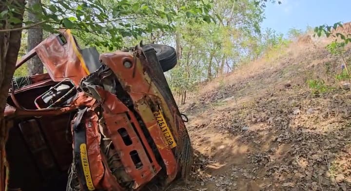 ट्रकचा चालक गंभीर जखमी झाला असून त्याला तातडीने रुग्णालयात दाखल करण्यात आले आहे.
