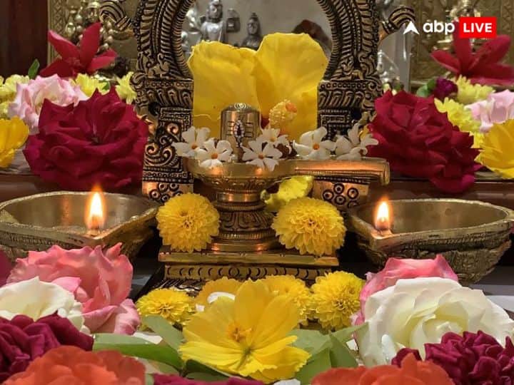 शाम के समय घर में पूजा करते समय घंटी ना बजाएं, घंटी शाम के समय नहीं बजानी चाहिए, ऐसा मना जाता है शाम की पूजा में घंटी देवताओं के आराम में खलल डालता है.