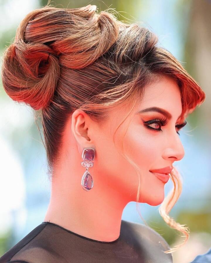 She opted for coral brown lips, flushed cheeks, highlighted skin, and bold eyes with kohl and winged eyeliner. (Instagram/urvashirautela)