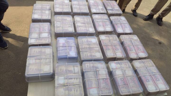 मुरादाबाद के एसपी क्राइम सुभाष चंद्र गंगवार के अनुसार ये लोग 10 प्रतिशत के हिसाब से पुरानी करेंसी को नई करेंसी में बदलने का धंधा कर रहे थे. सूत्रों के मुताबिक इस गैंग के तार अंतरराष्ट्रीय हवाला रैकेट से जुड़े हो सकते हैं पुलिस इस धंधे में शामिल लोगों की जांच कर रही है.